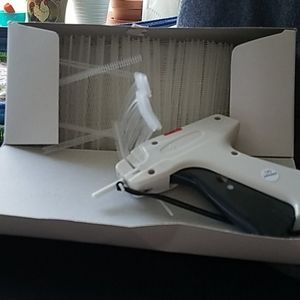 Tagging gun with plastic barbs